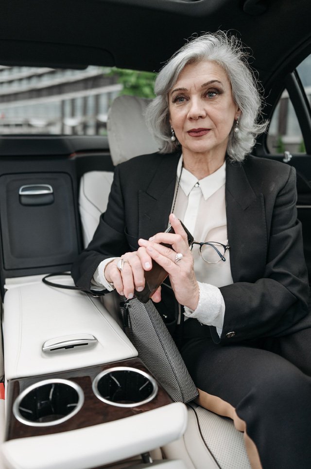 Femme dans un véhicule avec chauffeur