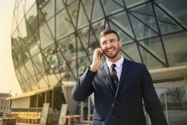 Homme au téléphone